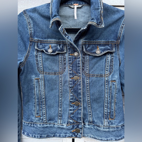 Free People Medium Blue Jean Jacket. Great Condition. Size XS. Denim Jacket - Picture 10 of 15